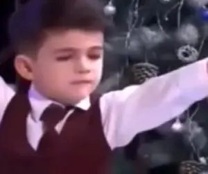 آواز محلی؛ بچه کوتوله لباس فرم پوشیده رو استیج چه رقصی میکنه اونم با ابهت تمام 