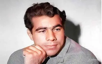 سفر به ایام قدیم ندیم؛ شاه عشرت خواه در حال بستن بازو غلامرضا تختی