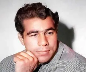 سفر به ایام قدیم ندیم؛ شاه عشرت خواه در حال بستن بازو غلامرضا تختی