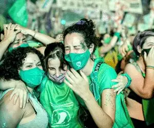 (تصاویر) شادی موافقان سقط جنین در آرژانتین 