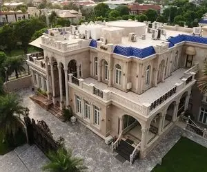 معماری خلاقانه؛ وسط بیابون یه عمارت 8 کاناله فوق لوکس ساختن که درش چرخشی باز میشه