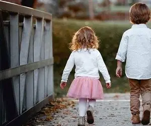 آواز احساسی؛ پسر بچه خوش صدایی که با عشق برای خواهرش میخونه دلت ضعف میره واسه رابطشون