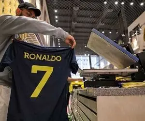 (عکس) پیراهن امضا شده رونالدو و آگهی فروش 52 میلیاردی!