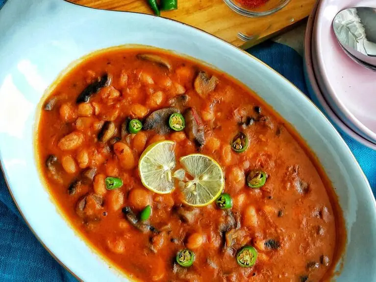طرز تهیه خوراک لوبیا چیتی و قارچ؛ غذایی ساده و سیر کننده