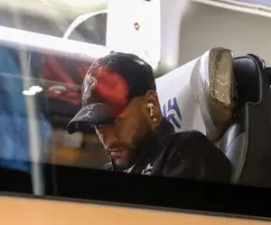 ذوق و گریه شوق هوادار ایرانی بعد از امضا گرفتن از نیمار