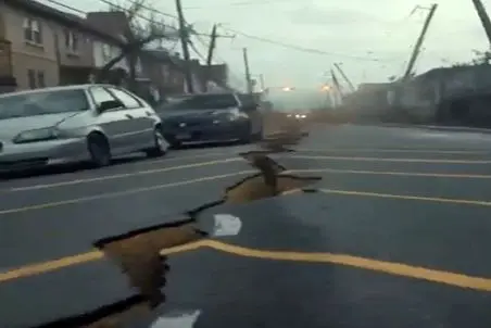 معماری طبیعت؛ آسفالت خیابون شکافت مواد مذاب داخل زمین شره کرد خیلی آخرالزمانیه