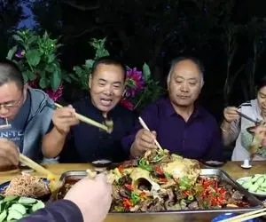 غذای روستایی ؛ چه جشنی گرفتن با کله پاچه شتر قبل پختن دندوناشو مسواک کردن!