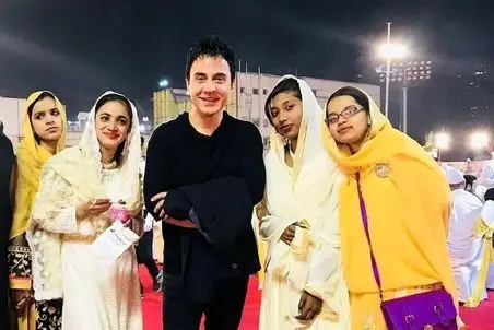 آواز بلرزون؛ عمو پورنگ مربی رقص هندی شد بعد مسابقه گذاشت خودش از همه بهتر رقصید