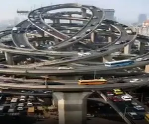 معماری خلاقانه؛ یه پل ساختن مختص راننده هایی که سر درد نکرده رو دستمال میبندن عجایبه