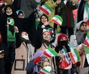 زنانی که کنار مردان جنگیدند اما اجازه رفتن به ورزشگاه ندارند