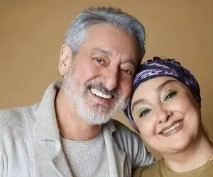 کلیپ خوانندگی ابی که در 77 سالگی روی سن دراز کشیده و آهنگ میخواند