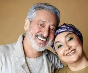 کلیپ خوانندگی ابی که در 77 سالگی روی سن دراز کشیده و آهنگ میخواند