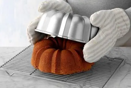 ترفندهای آشپزی؛ چکار کنیم تا کیک راحت از قالب جدا بشه؟