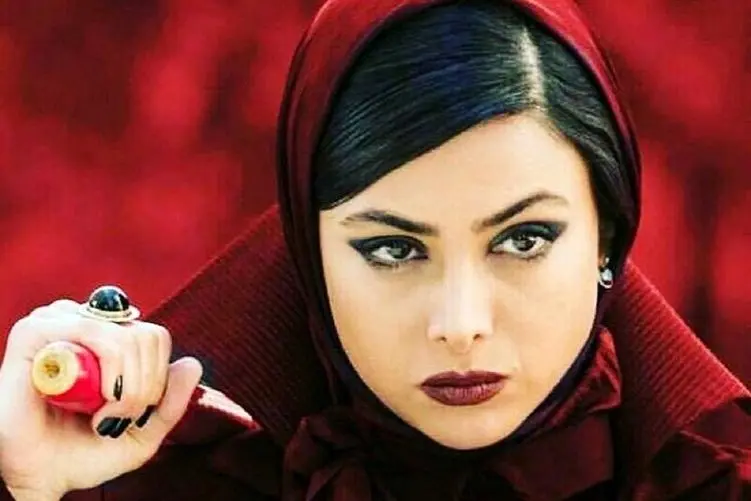 آواز شاد؛ رقص آزاده صمدی در مجلس مملو از مرد/ چه لباساییم پوشیده