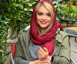 سلفی دنیا مدنی این بار با مانتوی عجیب و شلوار پاره! |عکس