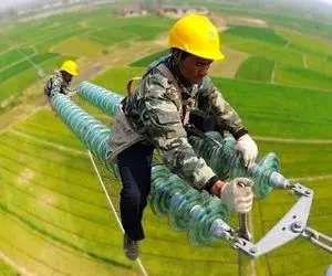 مشاغل پرمخاطره؛ برقکارا تو ارتفاع یجوری رو سیمای برق راه میرن که ما تو جاده نمیتونیم