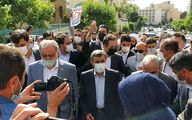 فیلم ورود احمدی‌ نژاد به ستاد انتخابات وزارت کشور با پای پیاده