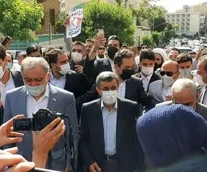 فیلم ورود احمدی‌ نژاد به ستاد انتخابات وزارت کشور با پای پیاده