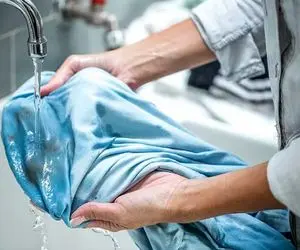 ترفندای خونگی پاک کردن لکه روغن از لباس؛ اینطوری لباستُ به جذابیت روز اول برگردون 