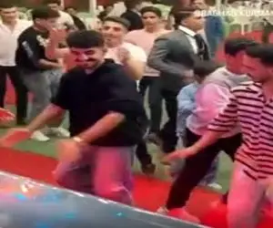 رقص محلی؛ یکی از پسرا رهبری کرد رقص دسته جمعی رفتن از هندیا و شاهرخ خان بهتر شد نتیجه