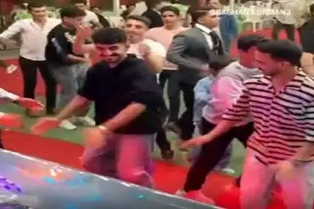 رقص محلی؛ یکی از پسرا رهبری کرد رقص دسته جمعی رفتن از هندیا و شاهرخ خان بهتر شد نتیجه