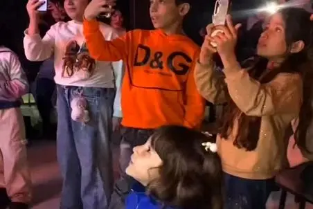 آواز شاد؛ دختر مو خرگوشی بندبند جون منی رو خوند خواننده طاقت نیاورد بغلش کرد