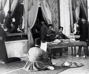 سفر به عصر ناصری؛ چالش های ناصرالدین شاه برای یادگیری استفاده از قاشق و چنگال