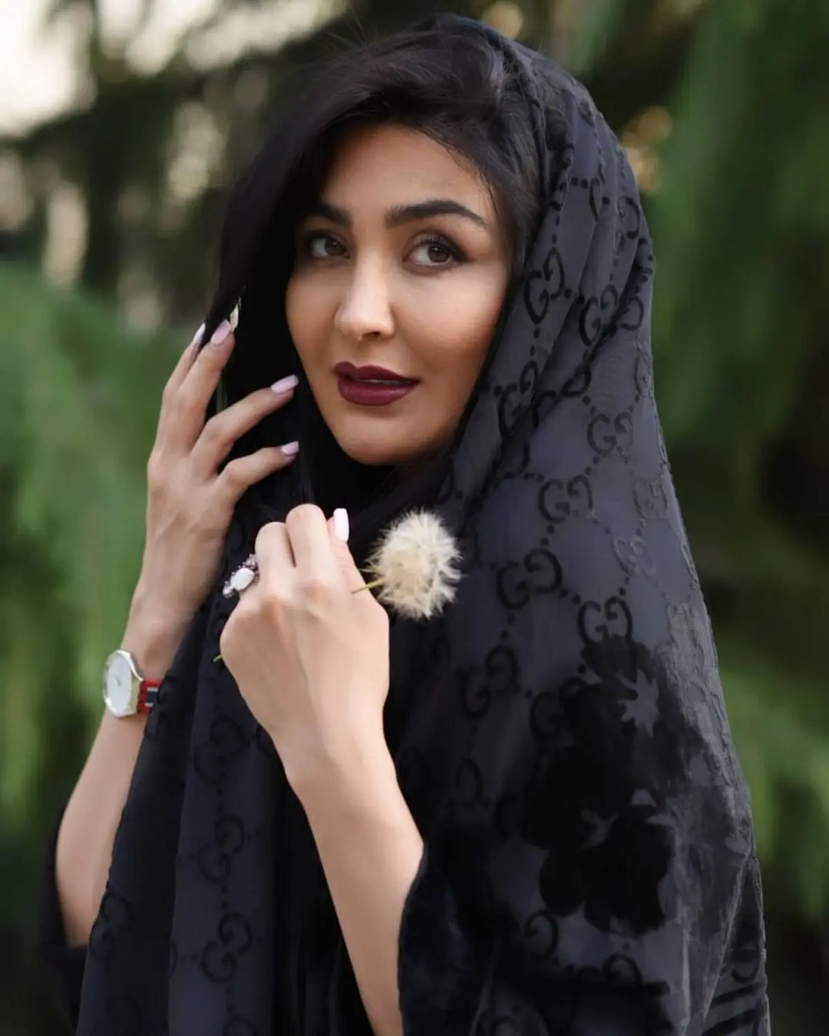 (عکس) خودنمایی عجیب خانم بازیگر در آسانسور!