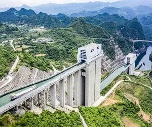 جاده هیجان انگیز؛ آب رودخونه رو با آسانسور میبرن تو ارتفاع 3000 پایی تا کشتی رد شه