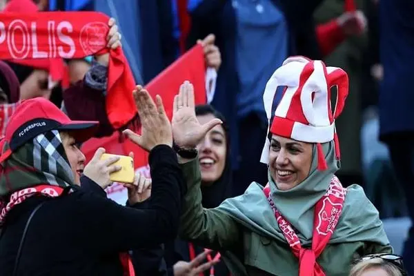 زنان در ورزشگاه