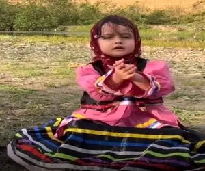 آواز شاد؛ دختر ریزه داشت جانانه میخوند دید یه چیزی کمه پا شد وسطش نیناش ناشم افزود