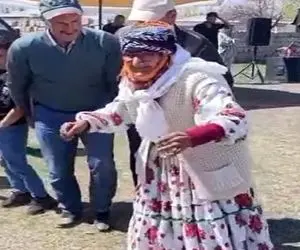 آواز شاد؛ ببینید این ننه جون با کمر خمیده چه طوفانی کرده/ اینا اثرات کره و پنیر محلیه