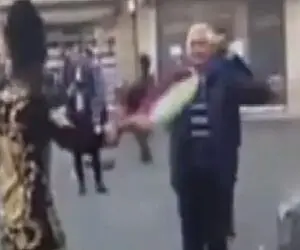 آواز خیابانی؛ مرد لباس قاجاری پوشیده اسپیکر وصل کرده به کمر با آهنگ ترکی چه رقصی میره