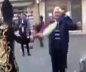 آواز خیابانی؛ مرد لباس قاجاری پوشیده اسپیکر وصل کرده به کمر با آهنگ ترکی چه رقصی میره