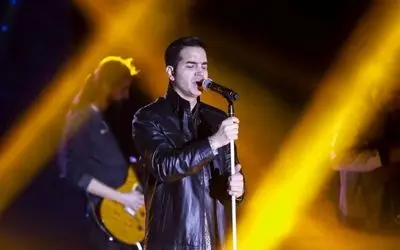 آواز احساسی؛ غمگین ترین آهنگ محسن یگانه که دختر نوازندش هق هق داره پشت سرش گریه میکنه