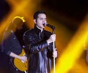 آواز احساسی؛ غمگین ترین آهنگ محسن یگانه که دختر نوازندش هق هق داره پشت سرش گریه میکنه