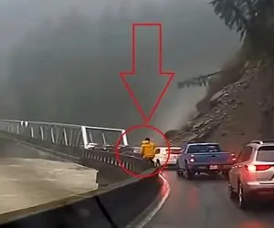 معماری طبیعت؛ کوه ترکید ماشینا هیچی پسره که پایین وایساده عین اسب میدوئه