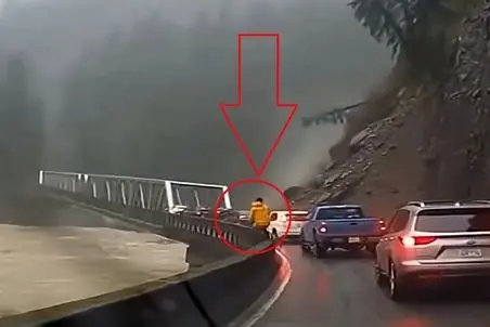 معماری طبیعت؛ کوه ترکید ماشینا هیچی پسره که پایین وایساده عین اسب میدوئه