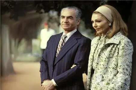 سفر به ایام قدیم سال 1357؛ شاه و فرح بعد فرار کنار استخر تو مراکش 