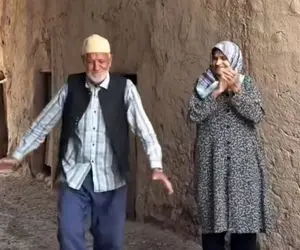 آواز خوشحالی؛ پیرمرد یهو از ذوقش جوری پا میشه کرمانجی میرقصه حاج خانومم همراهیش میکنه