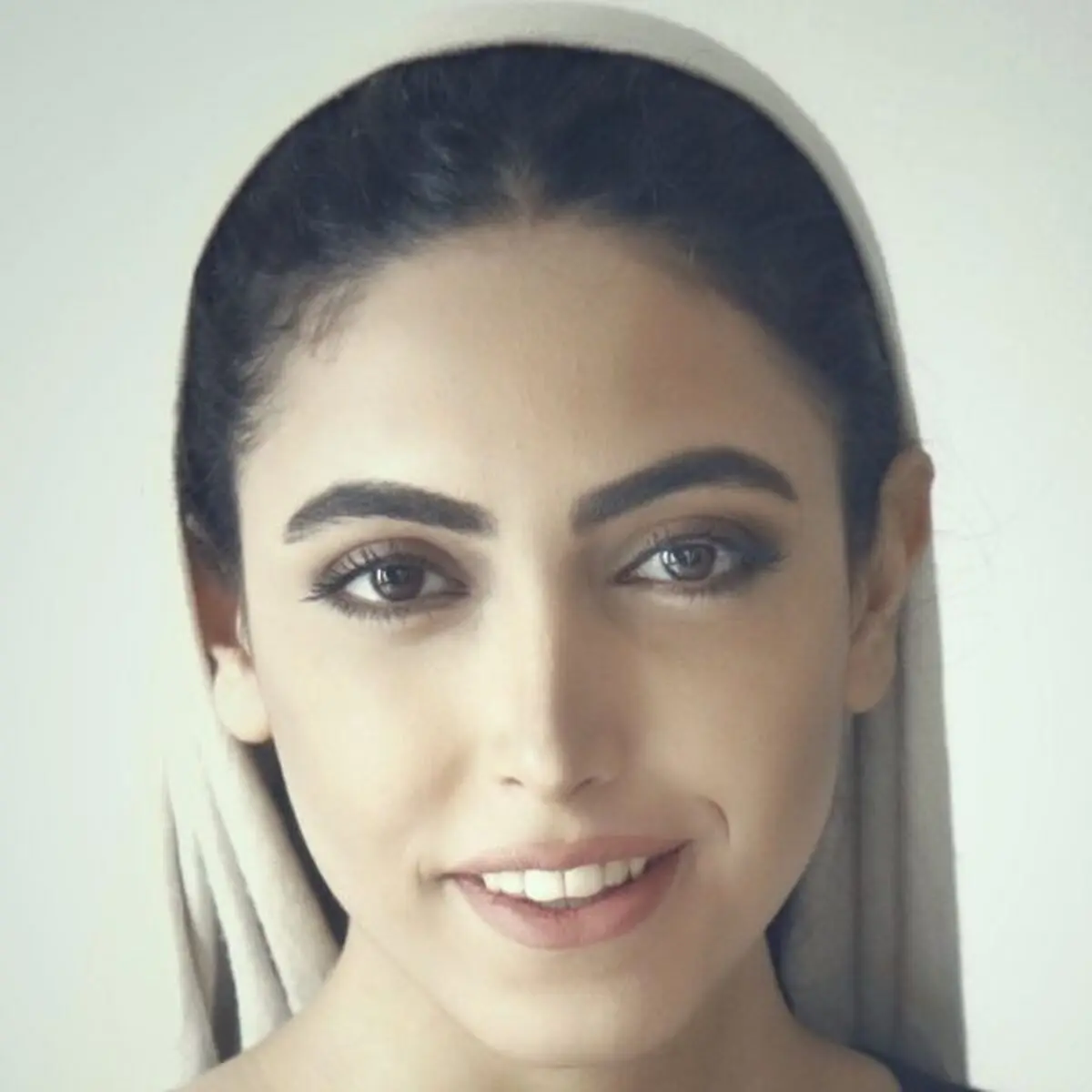 کشف حجاب (ساناز طاری) بازیگر سریال پدر جنجالی شد + عکس
