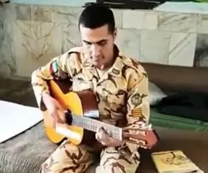 آواز جگرسوز؛ سربازه یواشکی سازشو از رفیقش گرفت شروع کرد خوندن واسه عشق خوشگلش