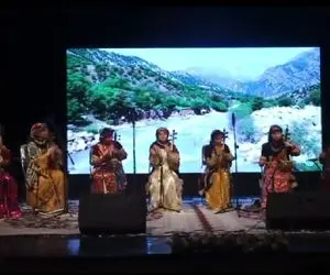 آواز لری/زنان لری با ساز کوبه ای و کمان و کمانچه سالن رو به آتش کشیدن