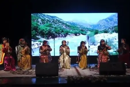 آواز لری/زنان لری با ساز کوبه ای و کمان و کمانچه سالن رو به آتش کشیدن