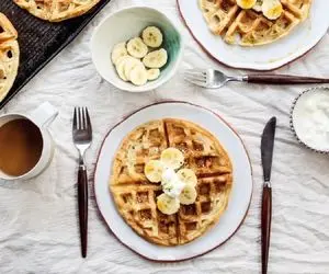 طرز تهیه وافل اونم به روش کلاسیک و قدیمیش؛ روزت رو این جوری قشنگ کن