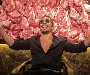 مهارت فوق العاده نصرت گوکچه در برش زدن حرفه ای گوشت مگه داریم مگه میشه؟