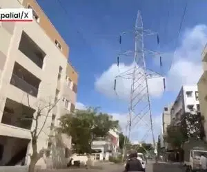 معماری خرابکارانه؛ هندیا دکل برق رو وسط خیابون ساختن راننده ها با ترس و لرز رد میشن