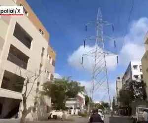 معماری خرابکارانه؛ هندیا دکل برق رو وسط خیابون ساختن راننده ها با ترس و لرز رد میشن