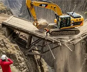 جا به جایی جانکاه؛ اپراتور بیل مکانیکی کله شق رفت جایی که نباید شد آنچه نباید