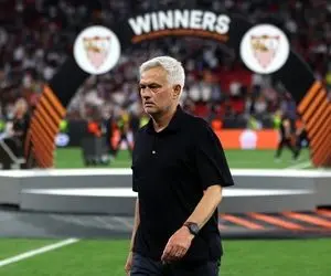 (عکس) مورینیو مدال نقره لیگ اروپا را به یک هوادار داد!